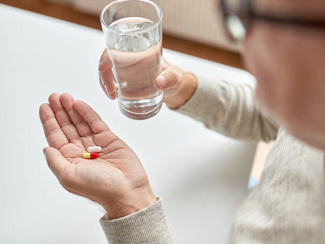 薬を飲む女性
